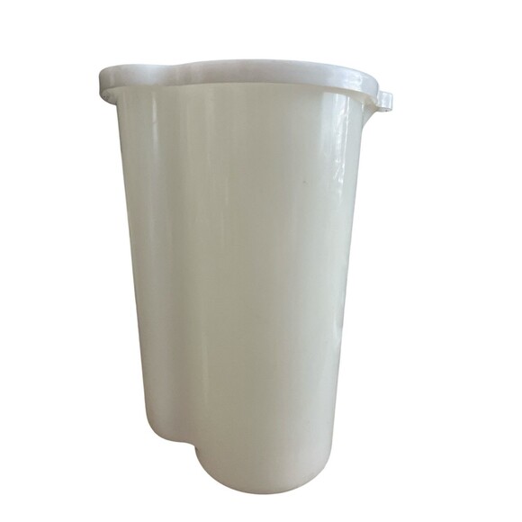 Vintage Tupperware 2 Quart Drink Pitcher With Lid - Picture 1 of 7